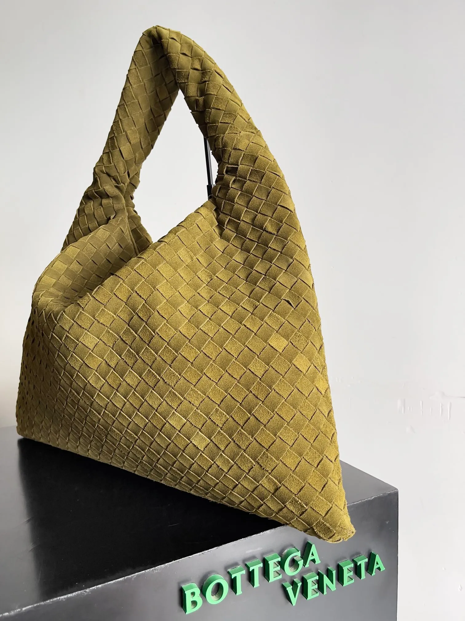 Batch 2160 Recently, I seem to be obsessed with this bag from BV~ The new Hop is really not too beautiful. The whole bag has no seams. The bag body and handles are made of one piece of leather. It embodies the style and essence of Bottega Veneta. It truly represents craftsmanship and creativity. The large size has a very loose and lazy upper body. Big bag lovers will definitely not regret buying it. Style number: 763970 Size: 53*24*13